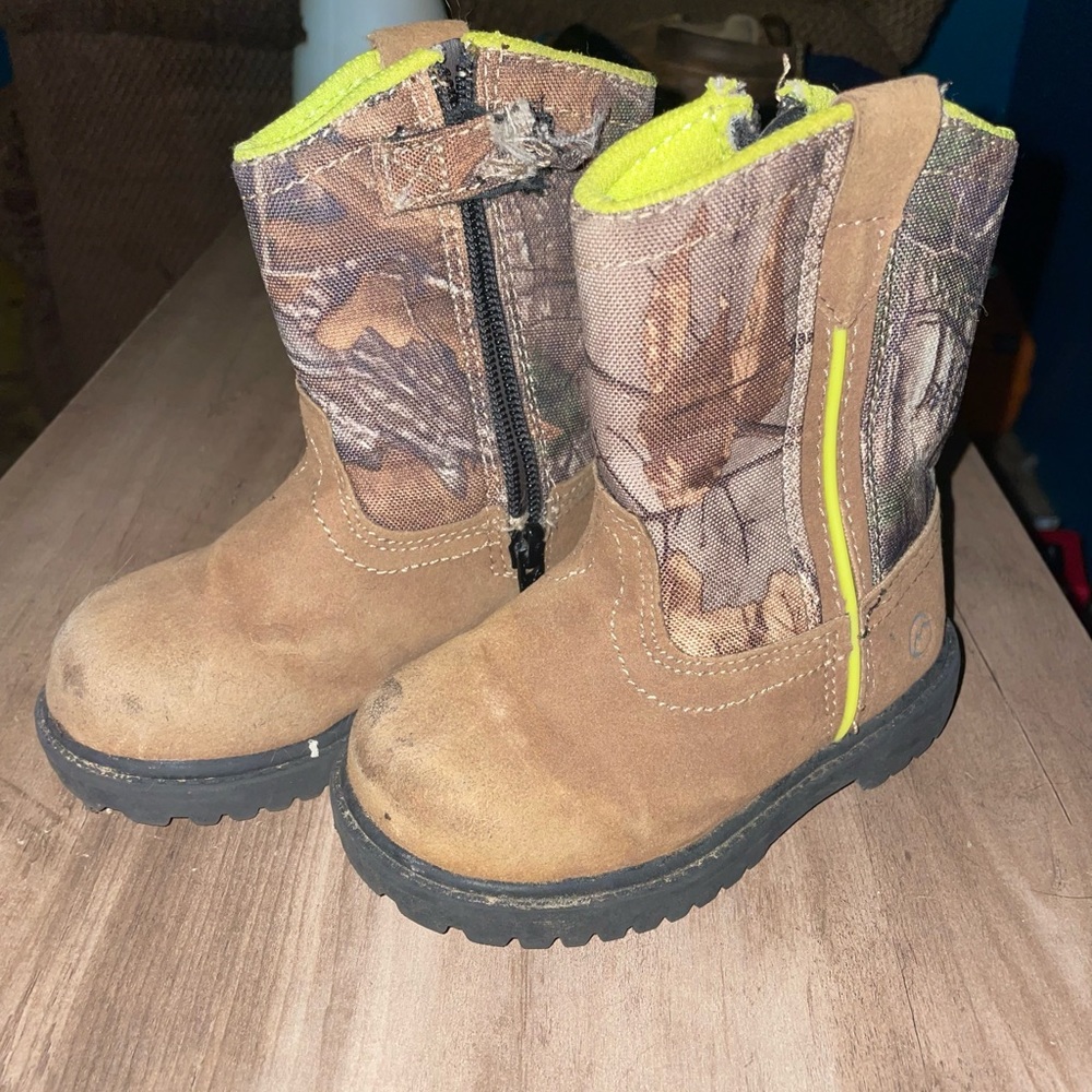 Adorable magellan boots.  Size 7 in kids